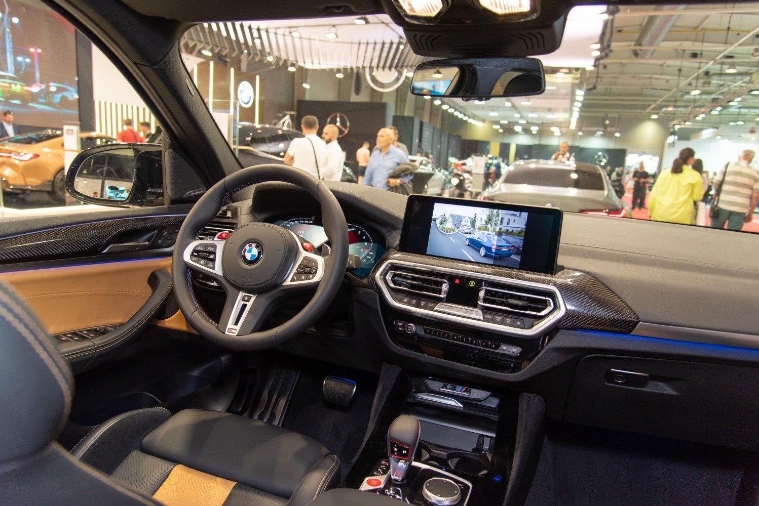 Digital dashboard, touchscreen, sporty steering wheel, carbon fiber trim