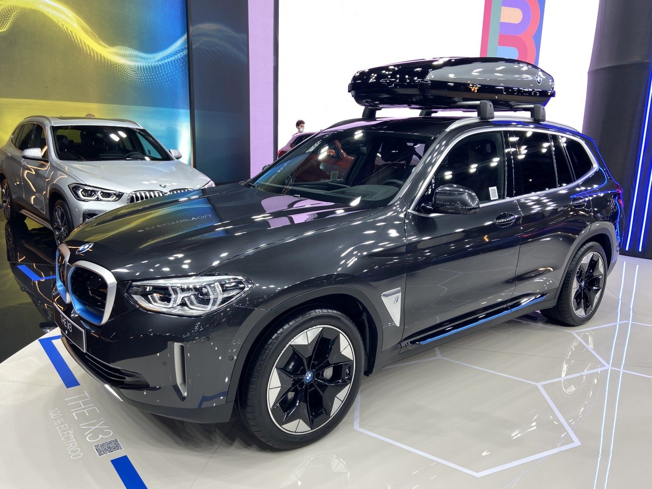 Electric SUV with aerodynamic wheels and roof box