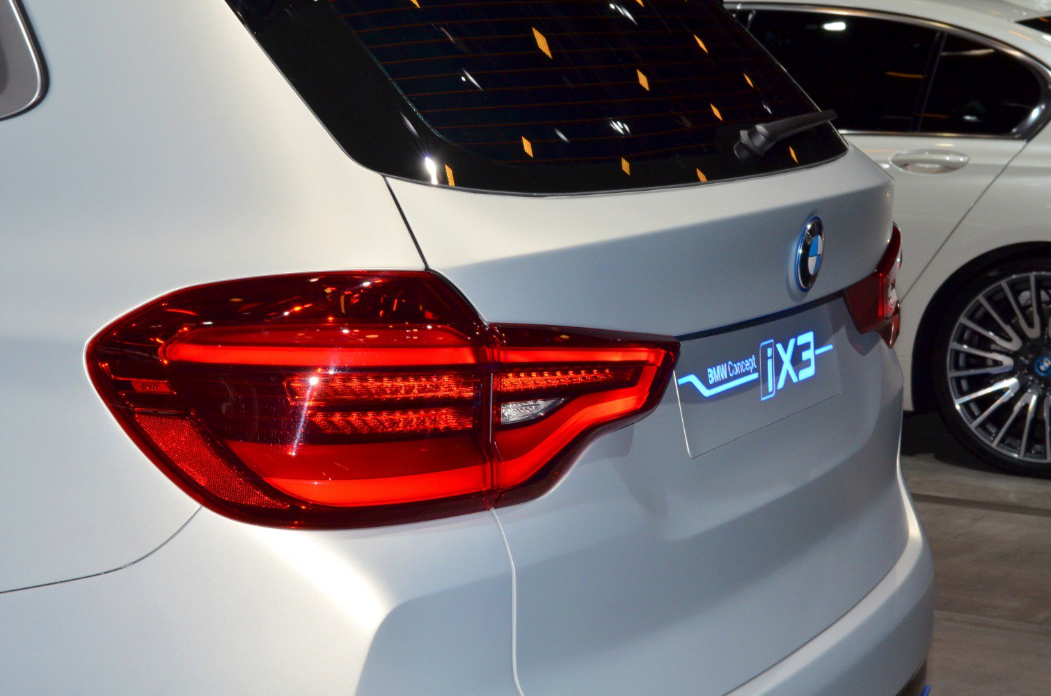 LED rear tail light and illuminated model logo of a vehicle's rear end