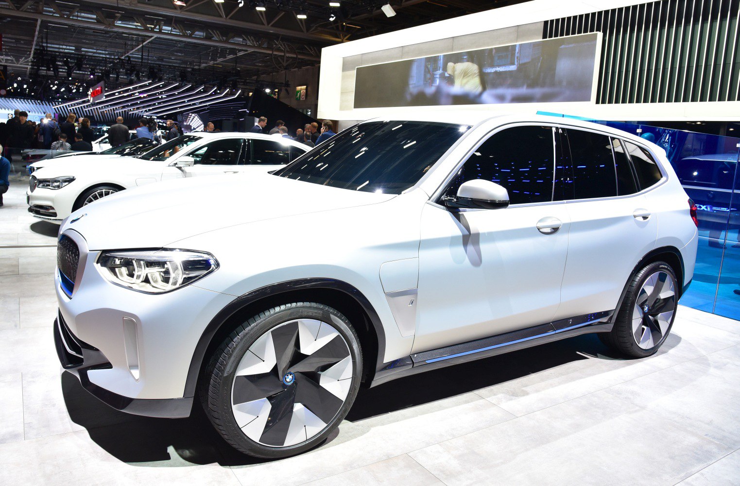 Electric SUV with futuristic aerodynamic wheels and sleek design