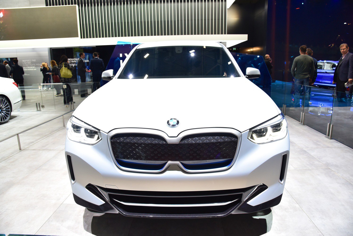 Front view with kidney grille and LED headlights