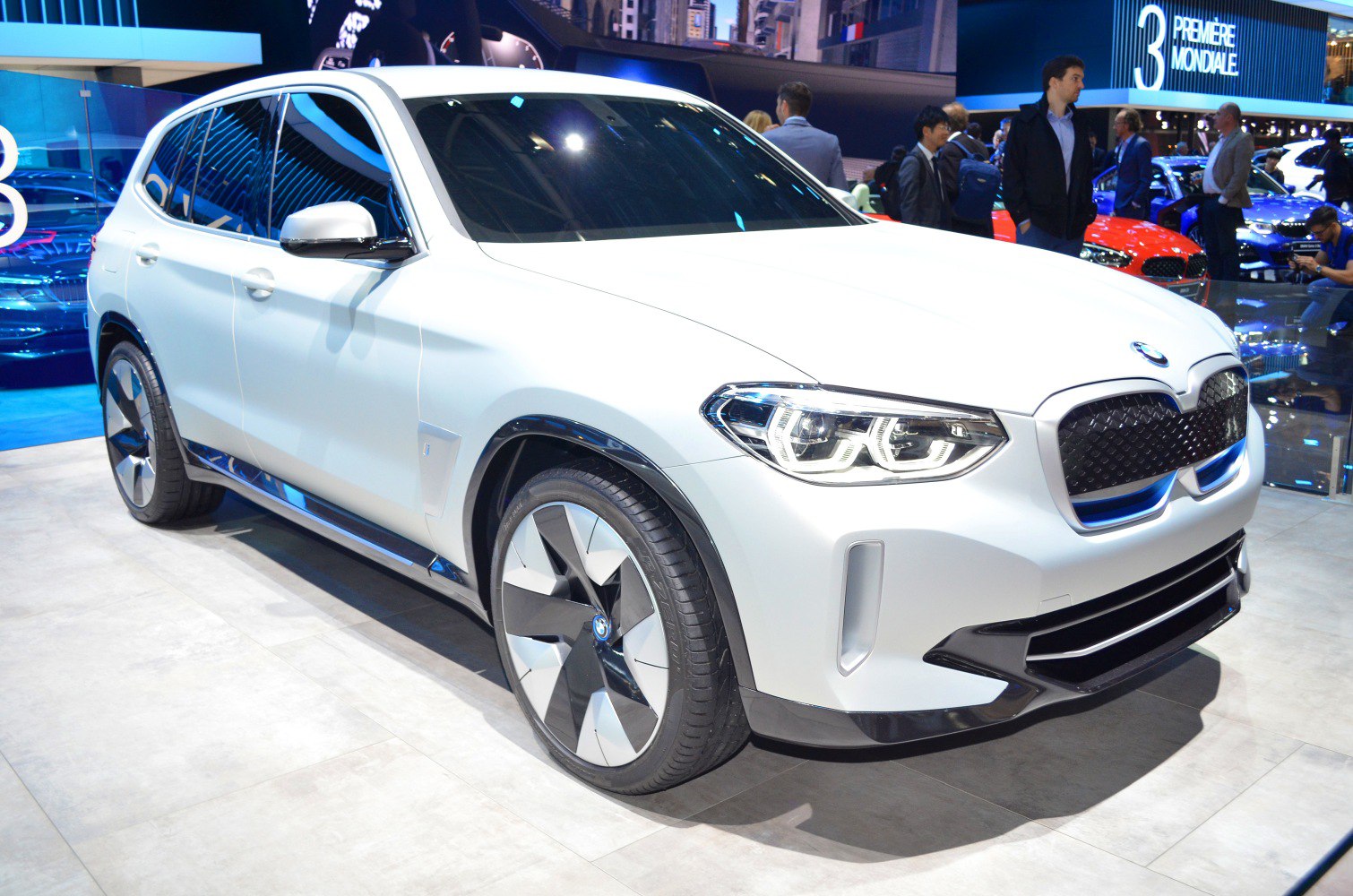 Front side view with aerodynamic wheels and LED headlights