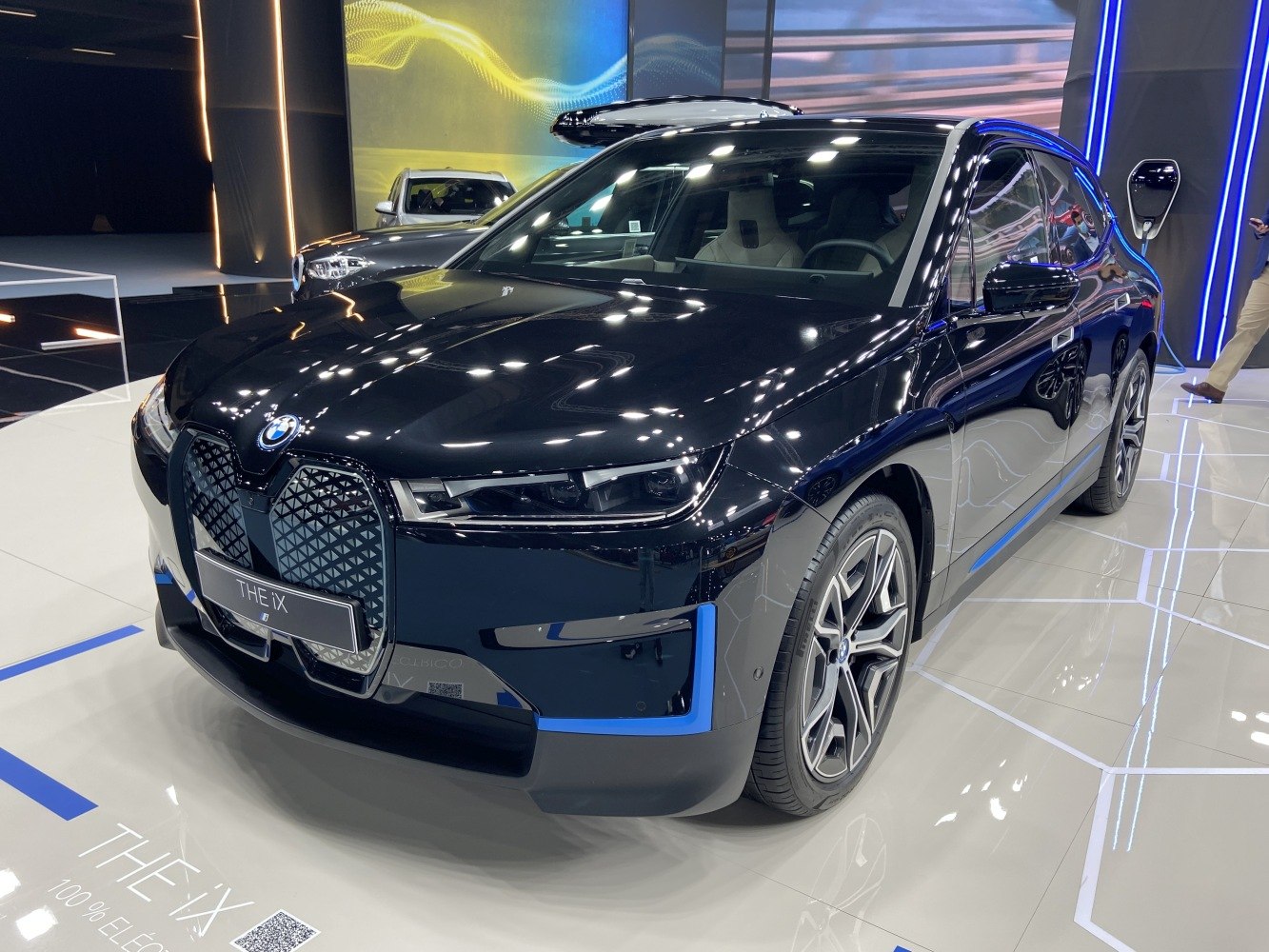 Front side view with kidney grille and LED headlights