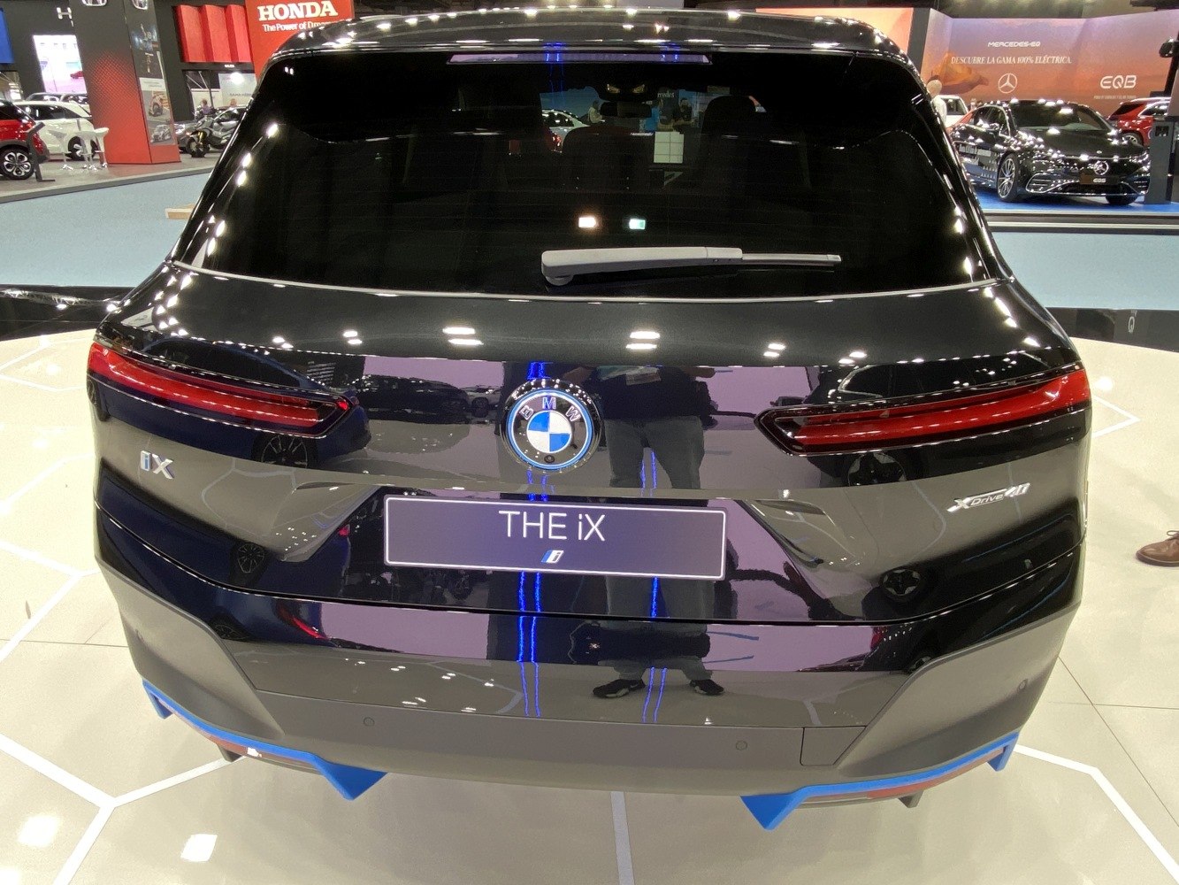 Rear view with slim horizontal taillights and XDrive 40 emblem
