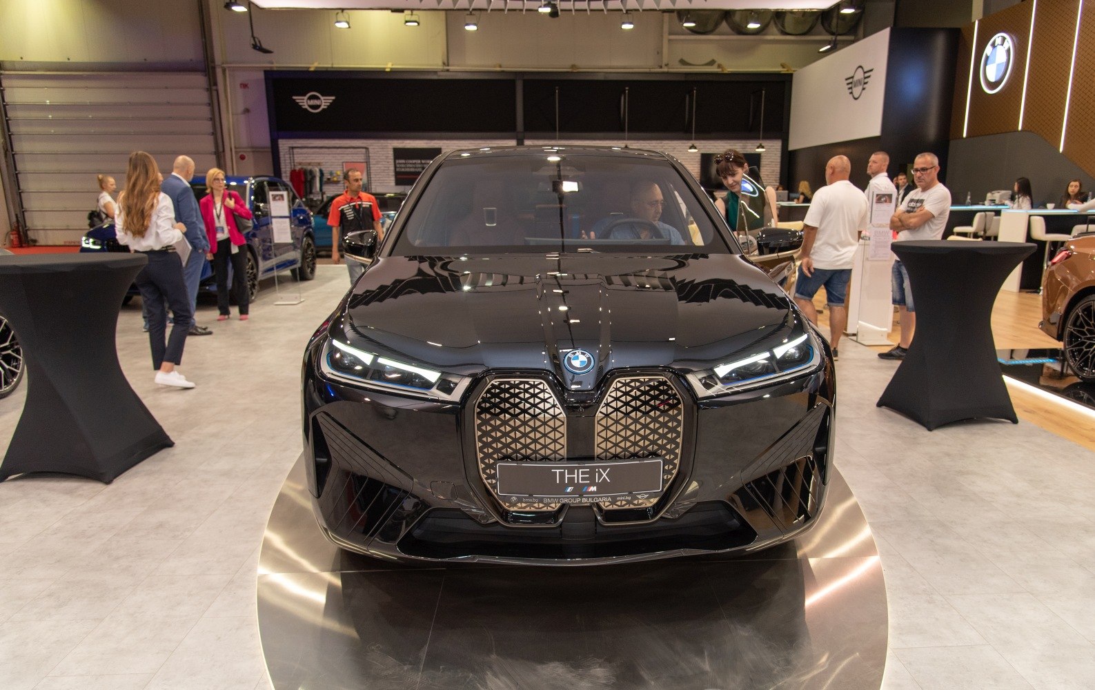 Front view with distinctive kidney grille and LED headlights
