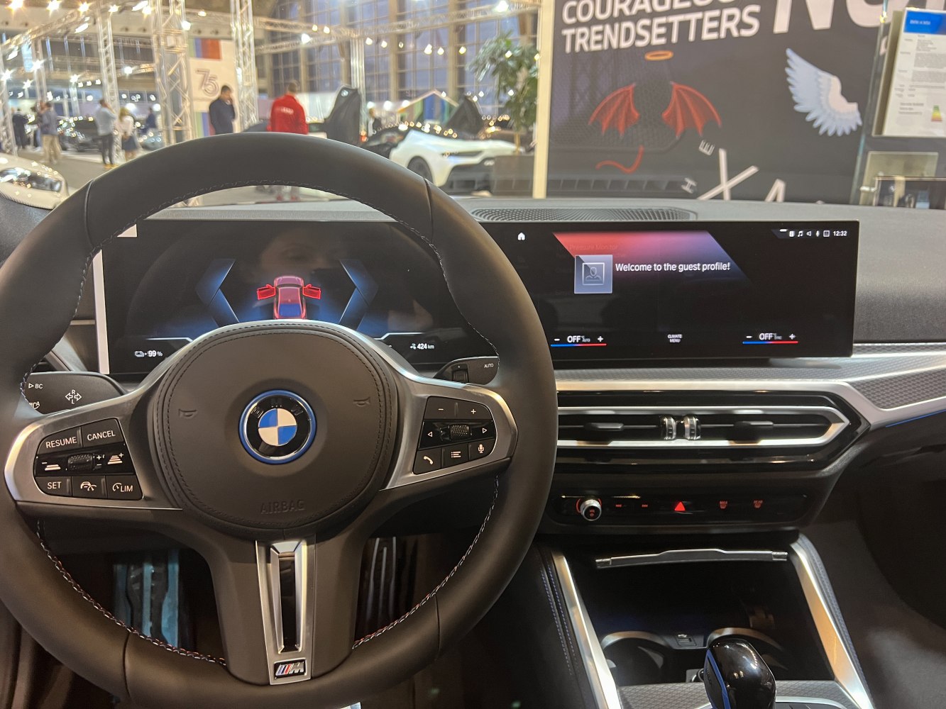 Digital dashboard and multifunction steering wheel