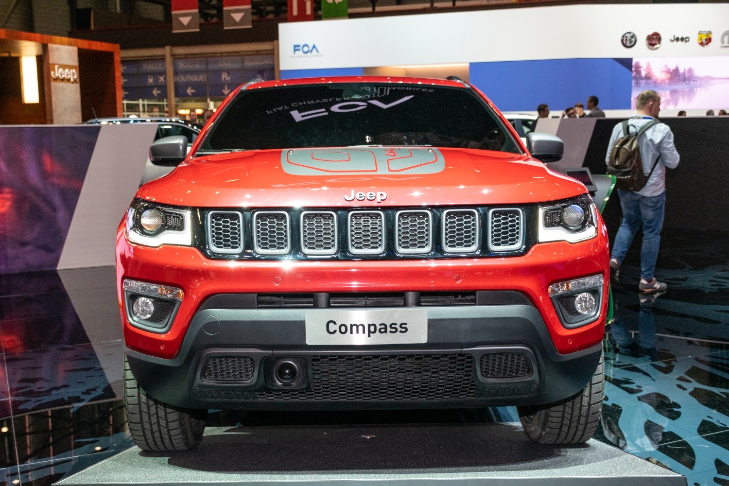 Front fascia with seven-slot grille and LED headlights