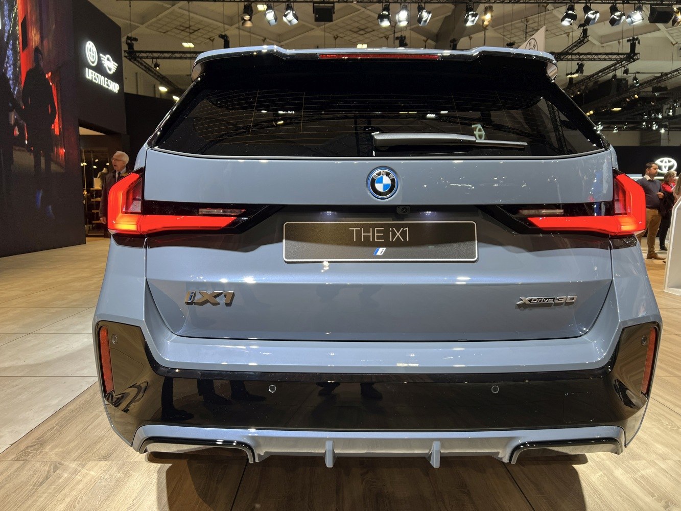 Rear view with distinctive LED taillights and xDrive30 badge