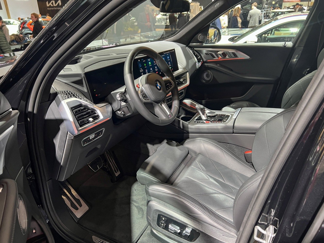 Digital instrument cluster, infotainment screen, leather driver's seat