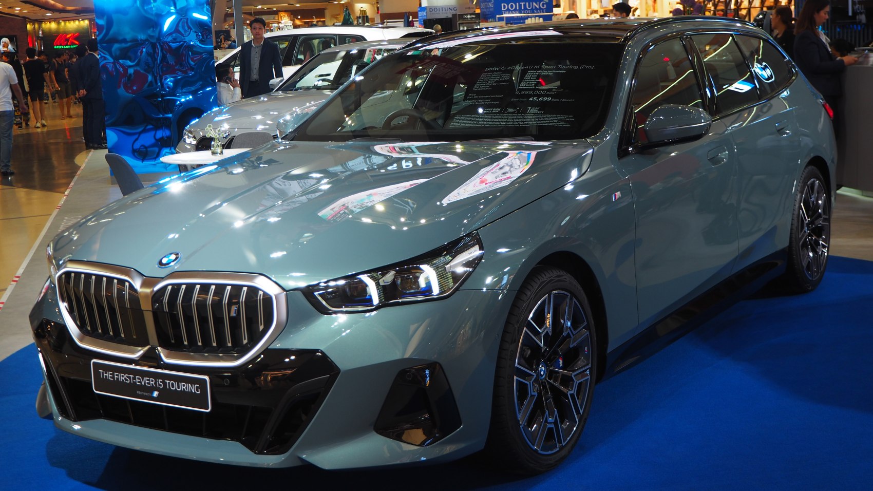 Front view with kidney grille and LED headlights