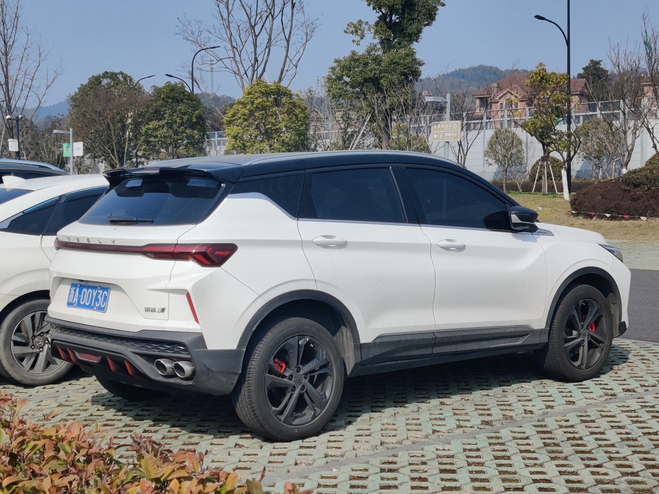 Sporty rear design with quad exhaust tips and black roof contrast