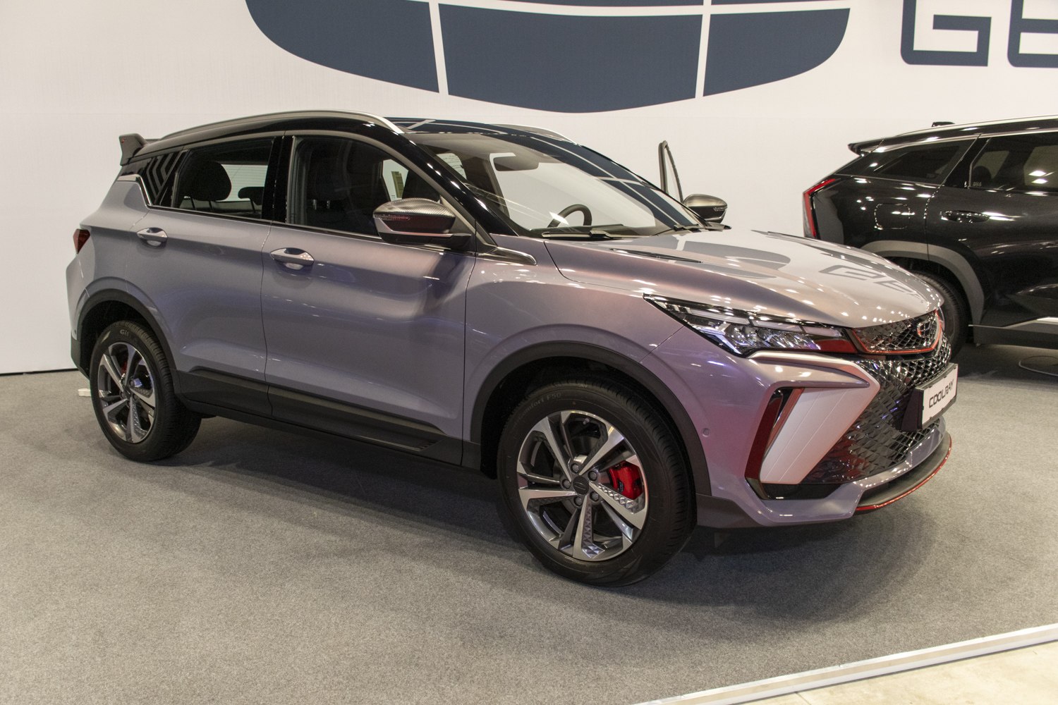 Front-side profile with alloy wheels and red brake calipers