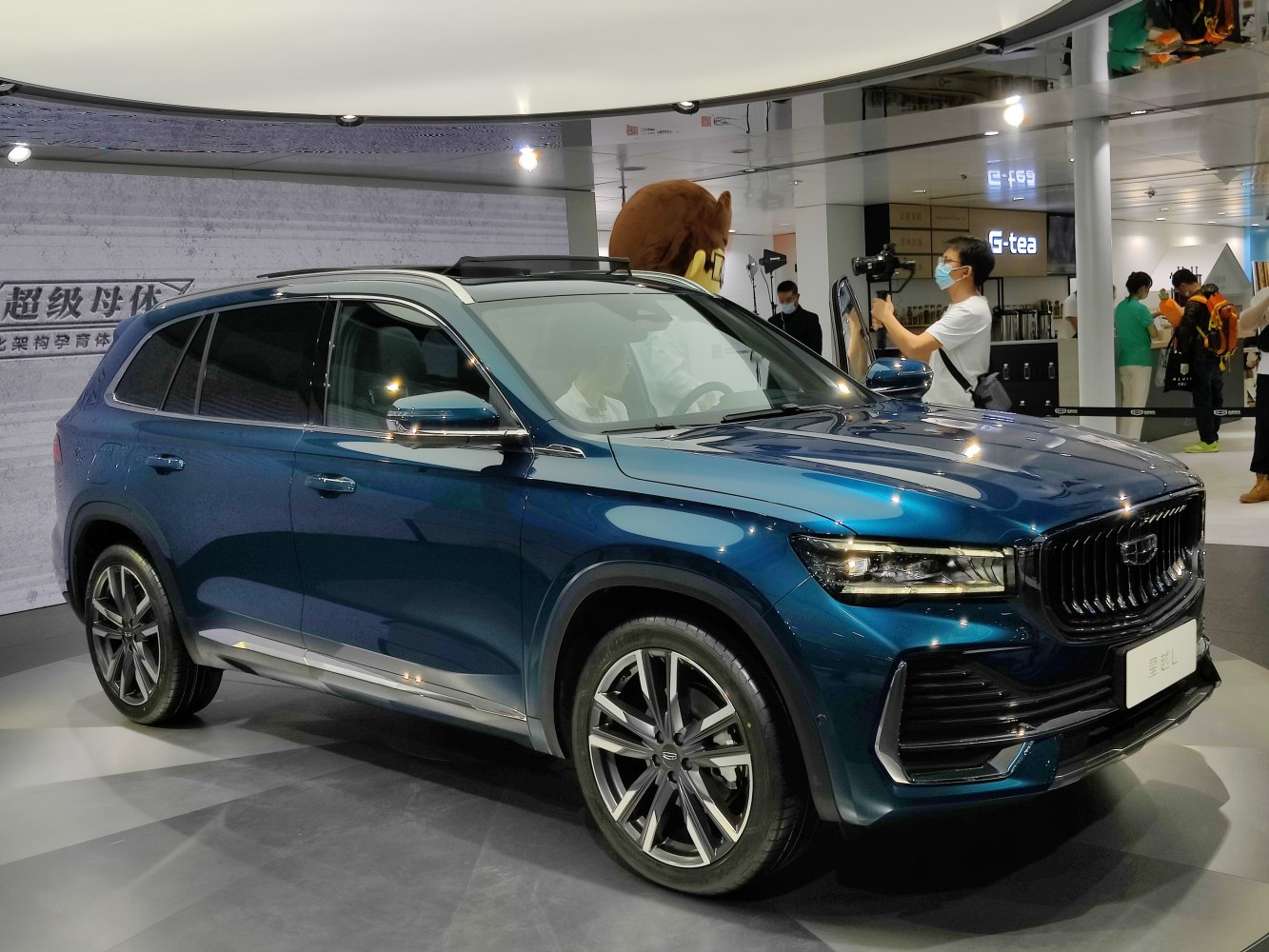 SUV front and side view with modern grille and alloy wheels