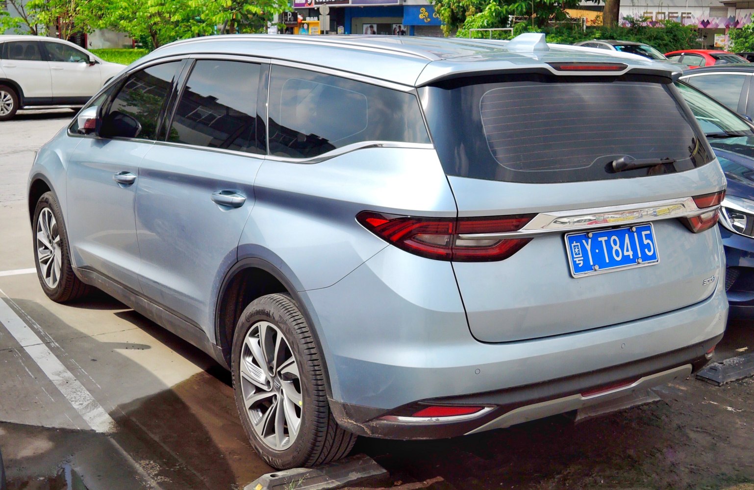 Rear-side of a modern MPV with LED taillights and chrome trim