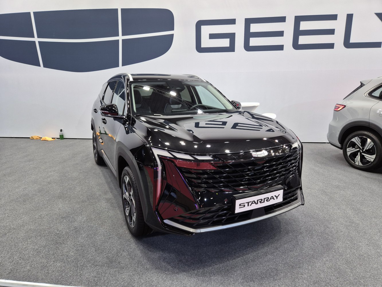 Striking SUV front grille and sharp LED headlights