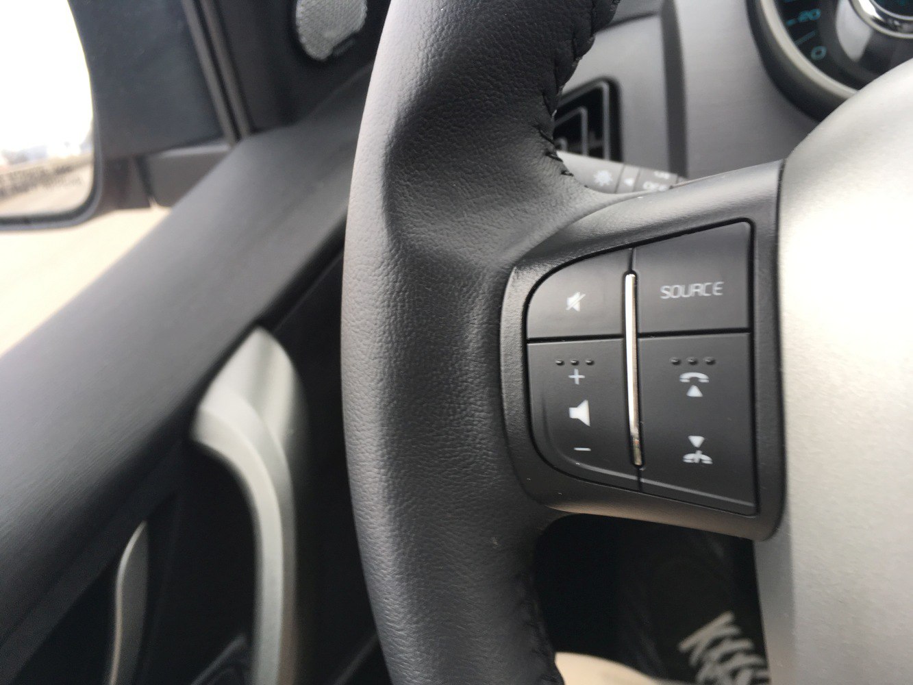 Multifunction steering wheel buttons with volume, mute, source, and call controls
