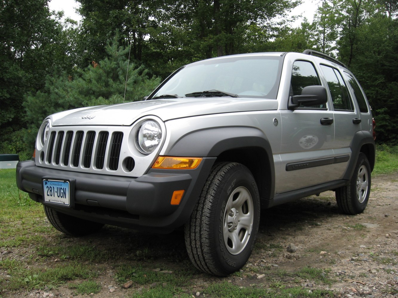 Front three-quarter SUV with round headlamps and seven-slot grille