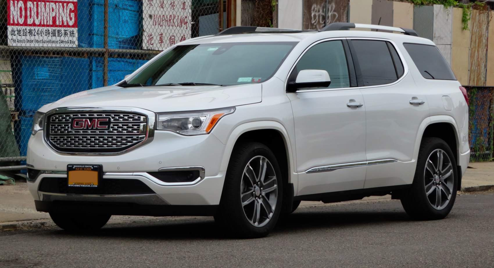 White SUV front side with chrome grill and alloy wheels