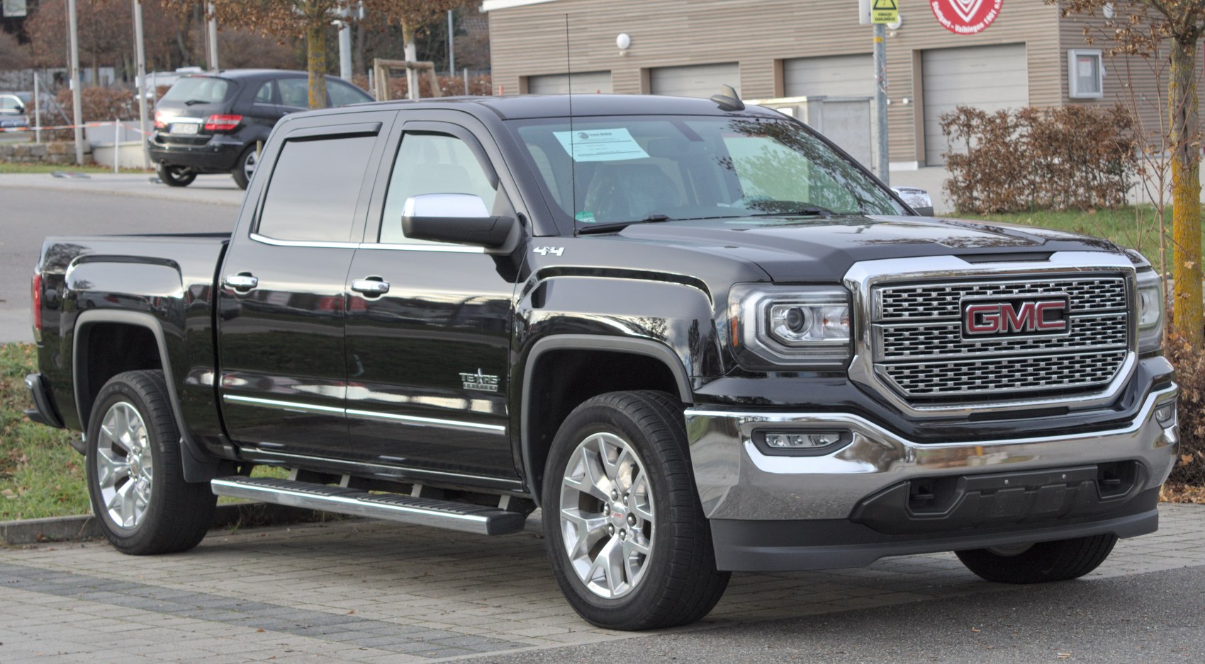 Front grille and side profile with crew cab and short box configuration