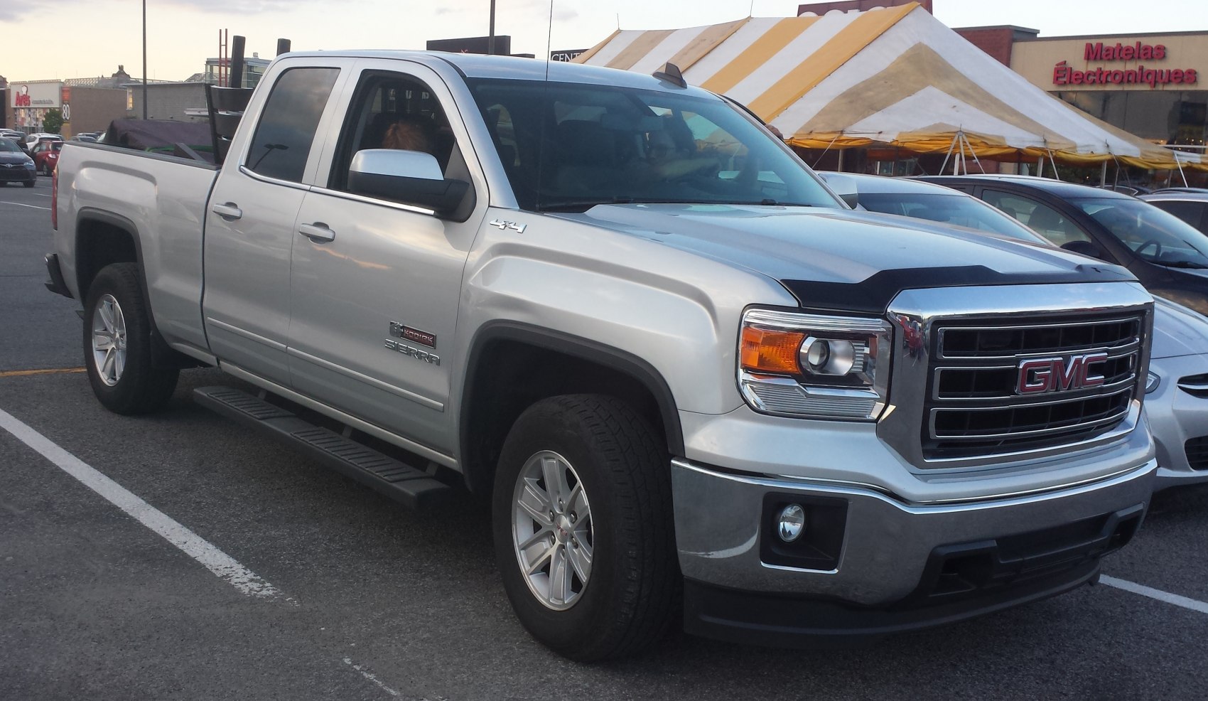 Front grille, headlight, side profile, double cab pickup truck
