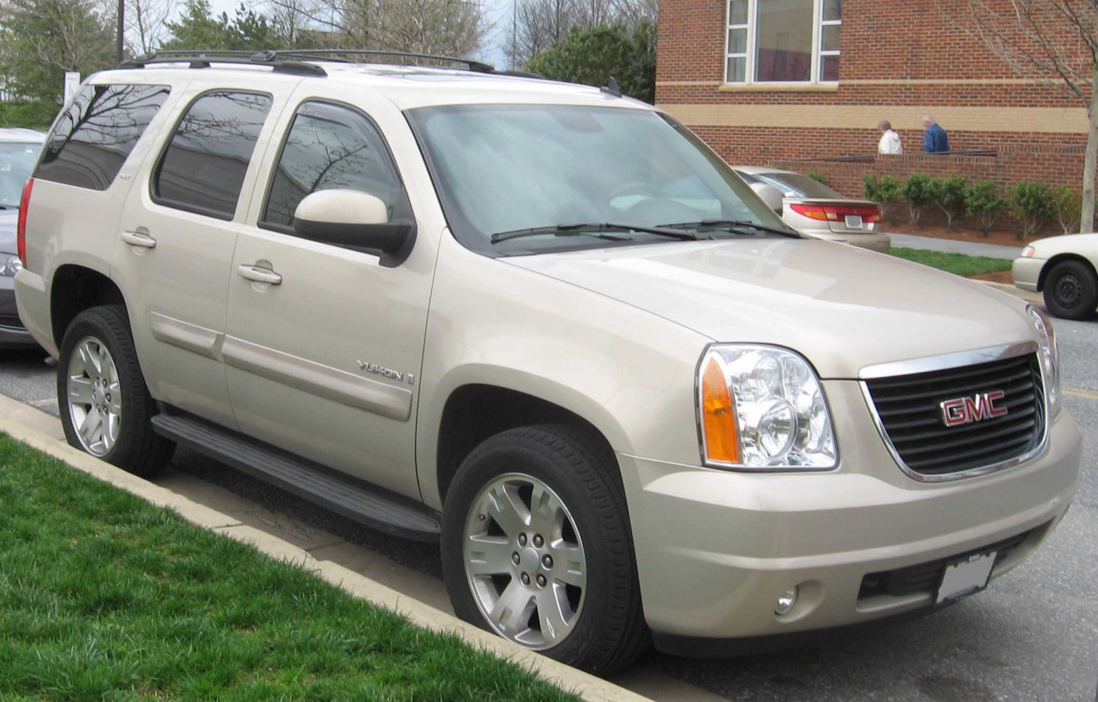 Front grille, alloy wheels, side running boards on large SUV