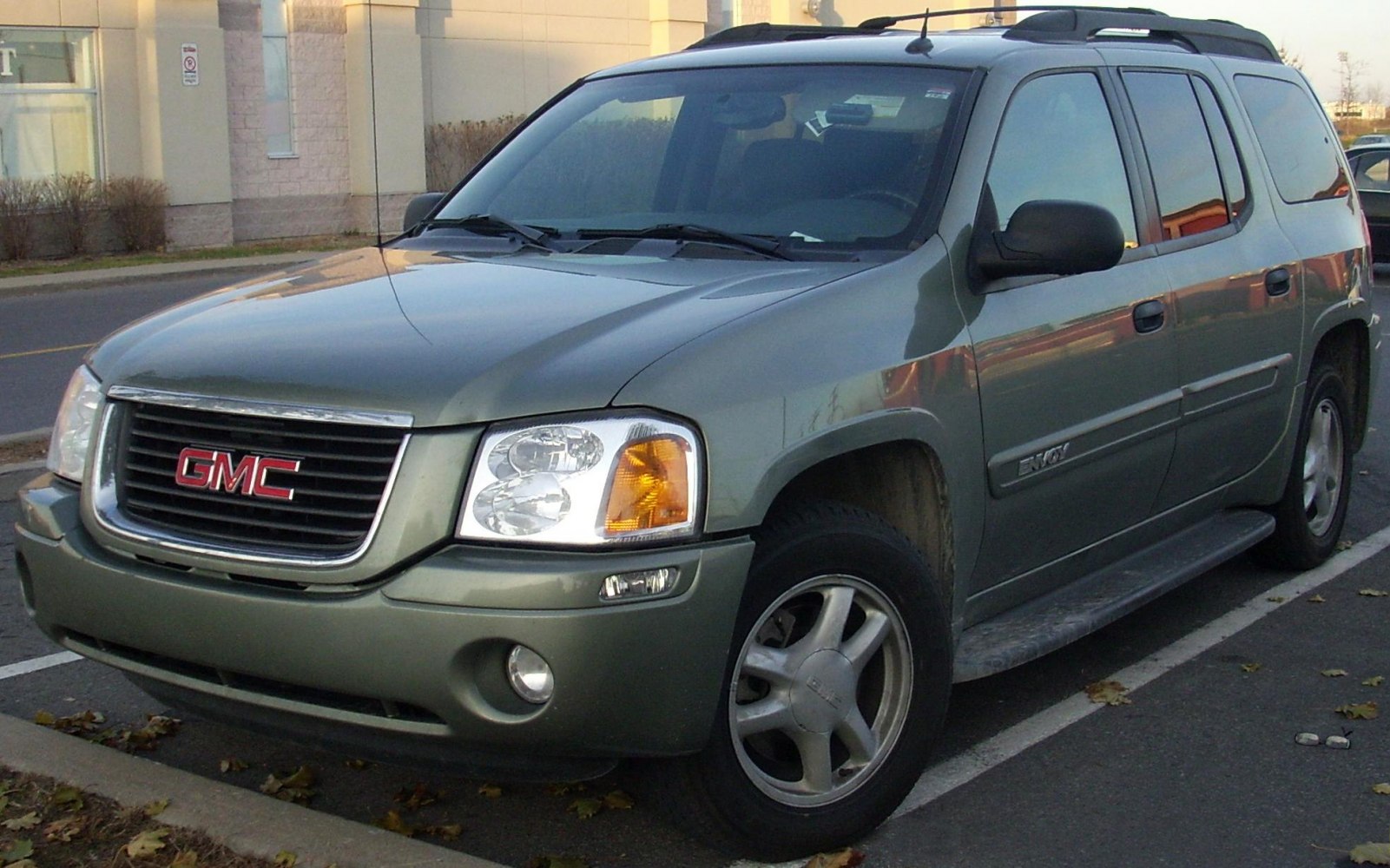 SUV front grille, headlights, side profile with roof rack