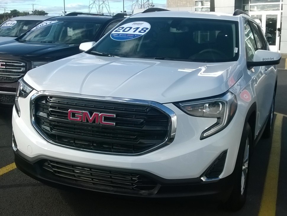 Front grille and headlight design of a mid-size SUV