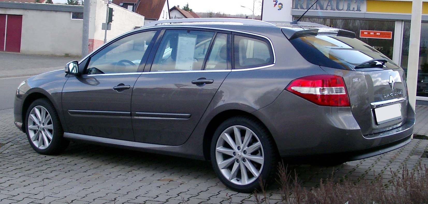 Side and rear view of estate car with alloy wheels