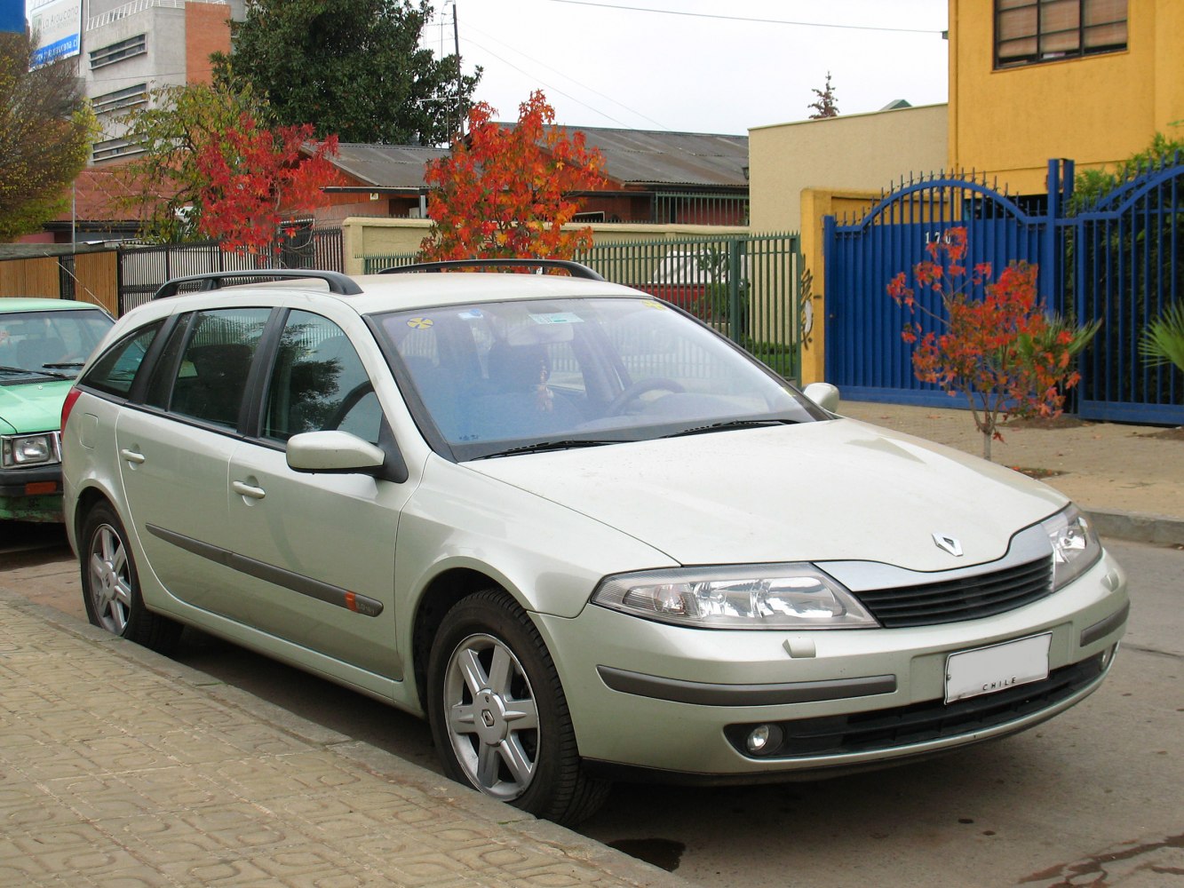 Front side view of a 2001 station wagon with roof rails and alloy wheels