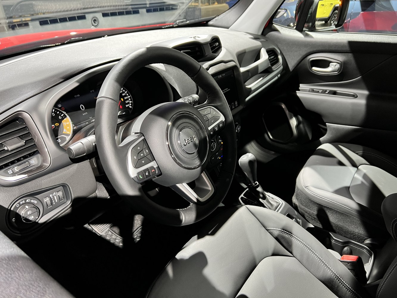 Jeep Renegade facelift 2018 steering wheel and dashboard view