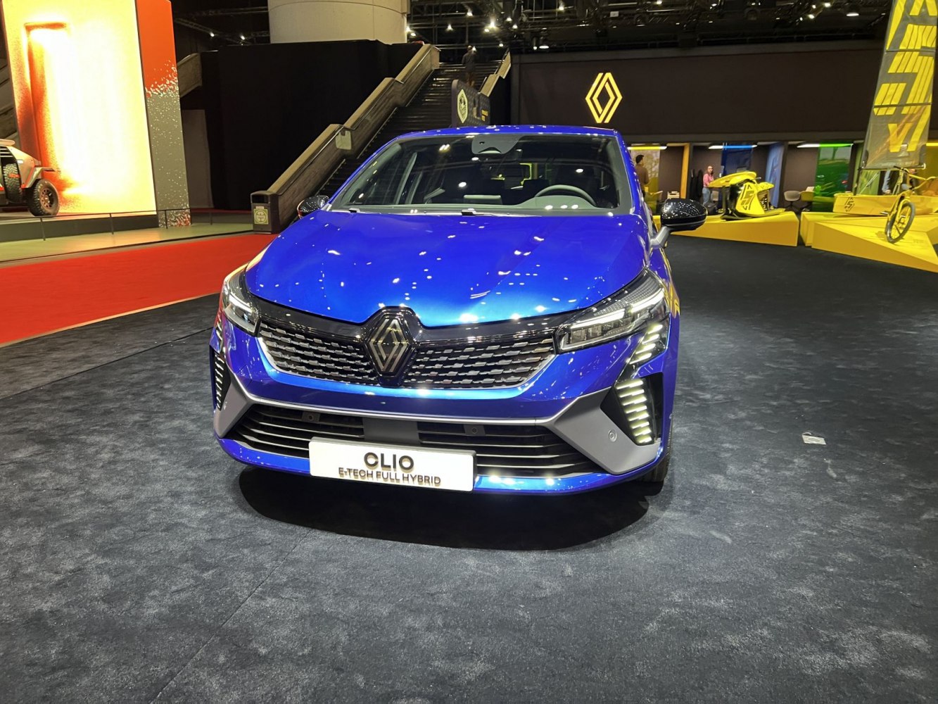 Front view with grille and E-Tech Full Hybrid badge
