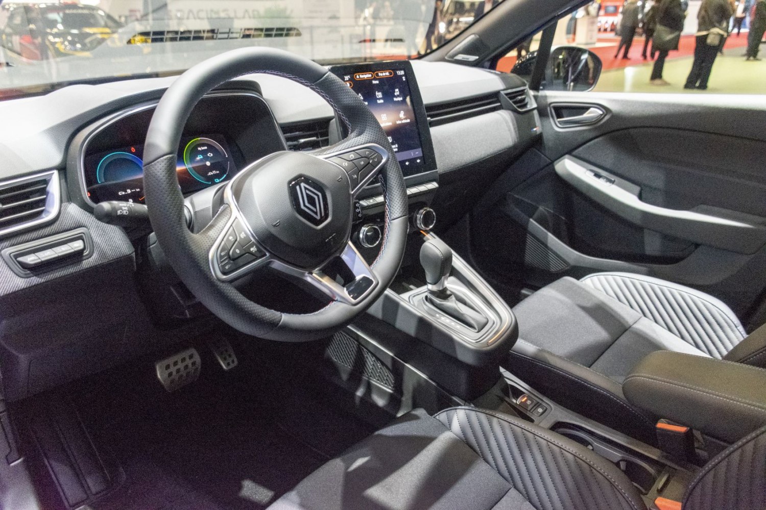 Digital dashboard, touchscreen, ergonomic steering wheel, automatic gear shifter