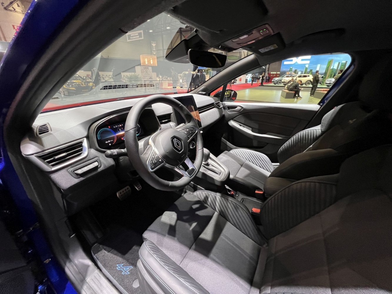 Modern dashboard, digital display, ergonomic front seats