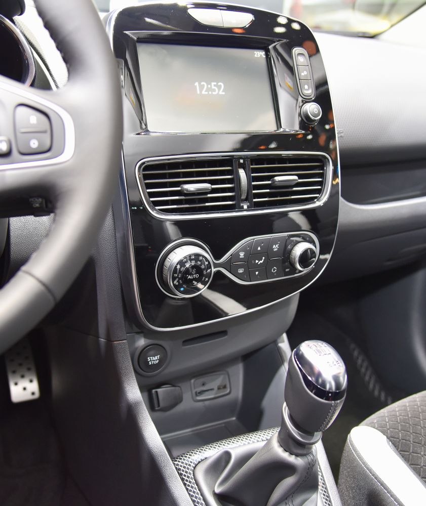 Central control panel with screen and manual gear shift lever