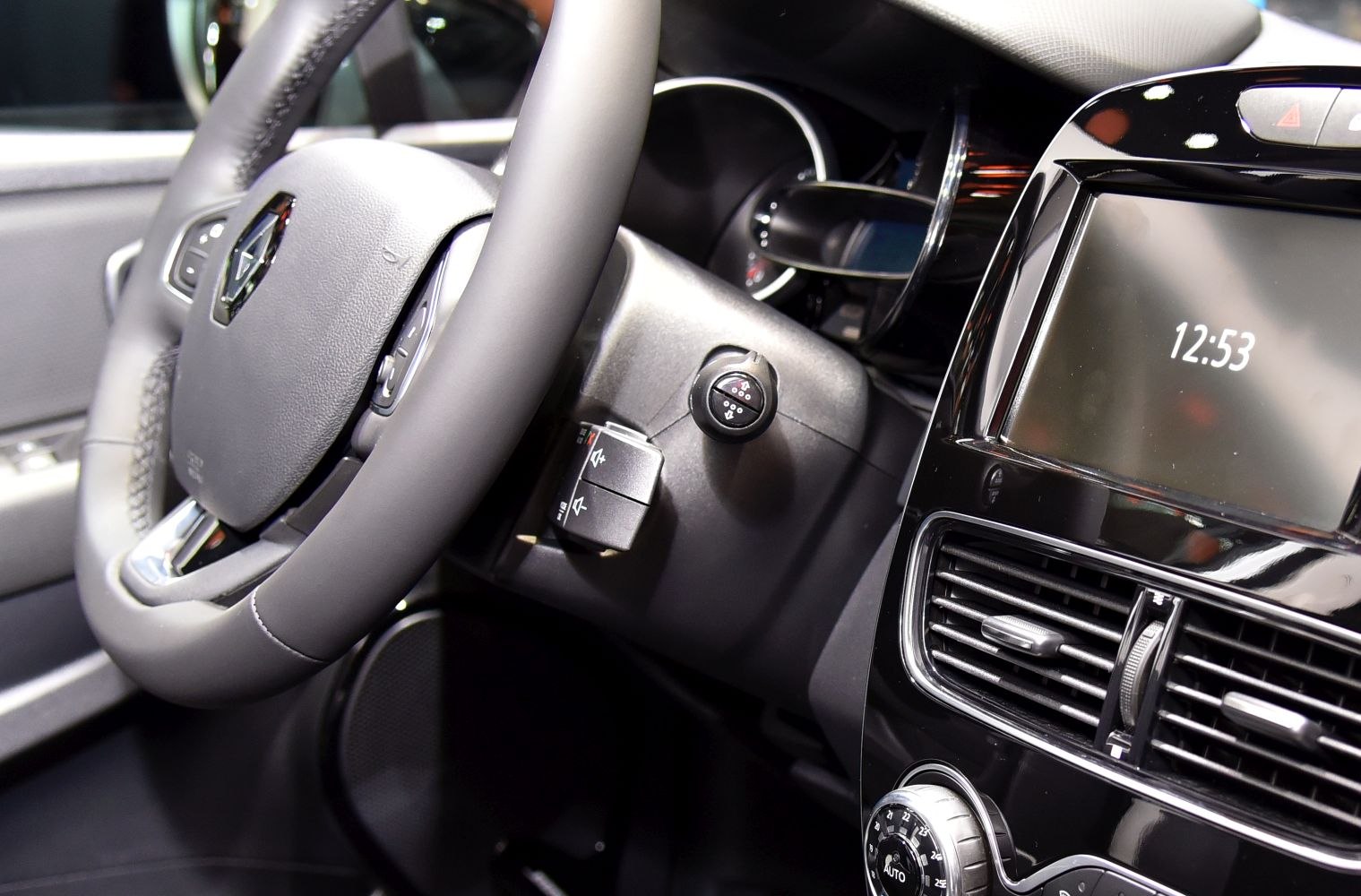 Steering wheel, dashboard, infotainment screen, climate control knob