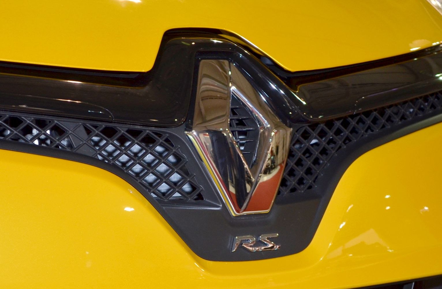 Close-up of front grille with Renault emblem and RS badge