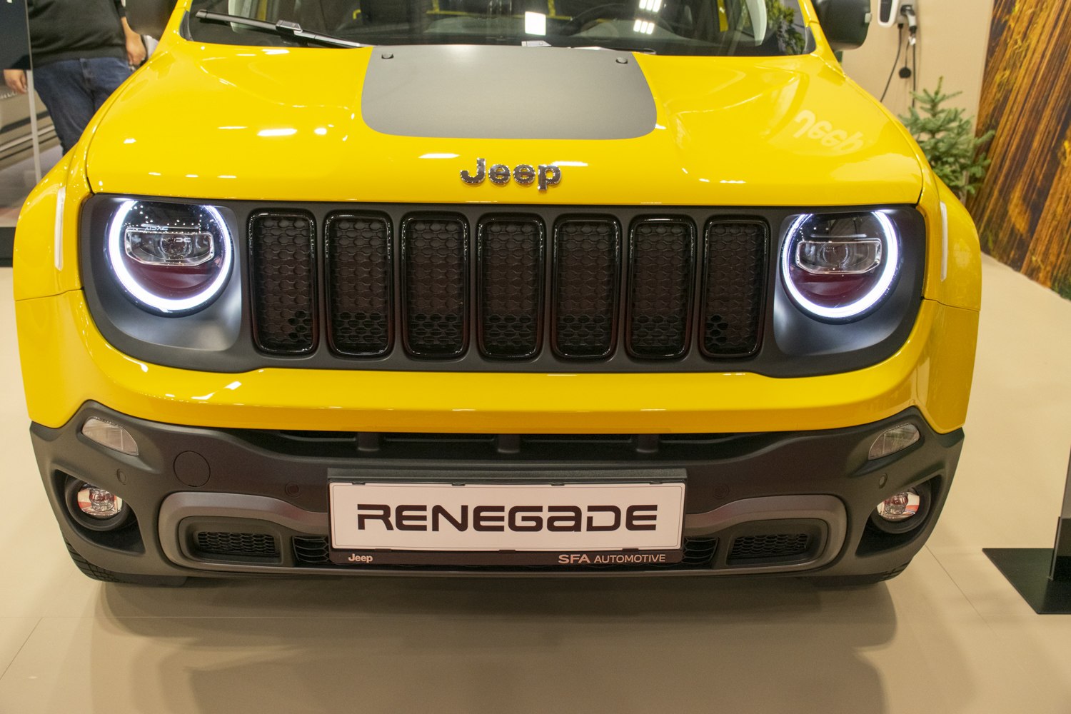 Jeep Renegade facelift front grille and round LED headlights close-up