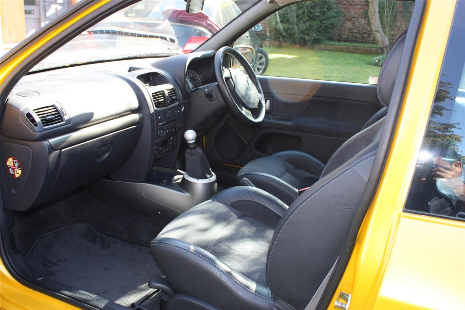 Sporty leather seats and manual gearbox interior