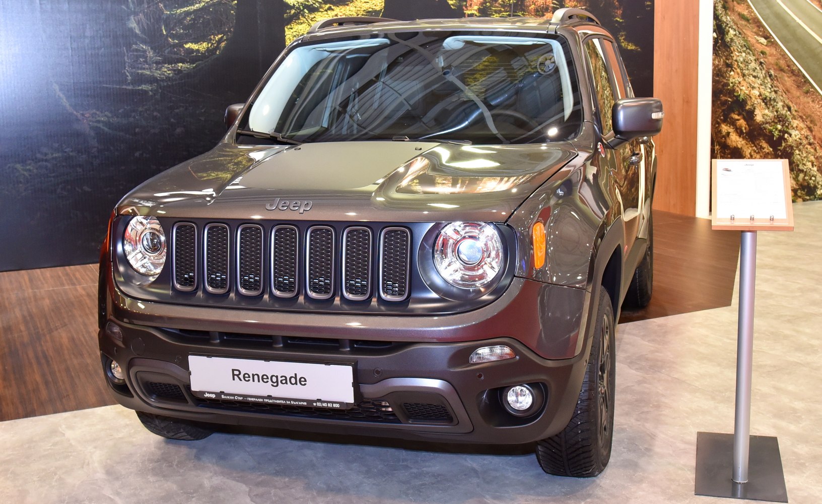 Front view with seven-slot grille and round headlights