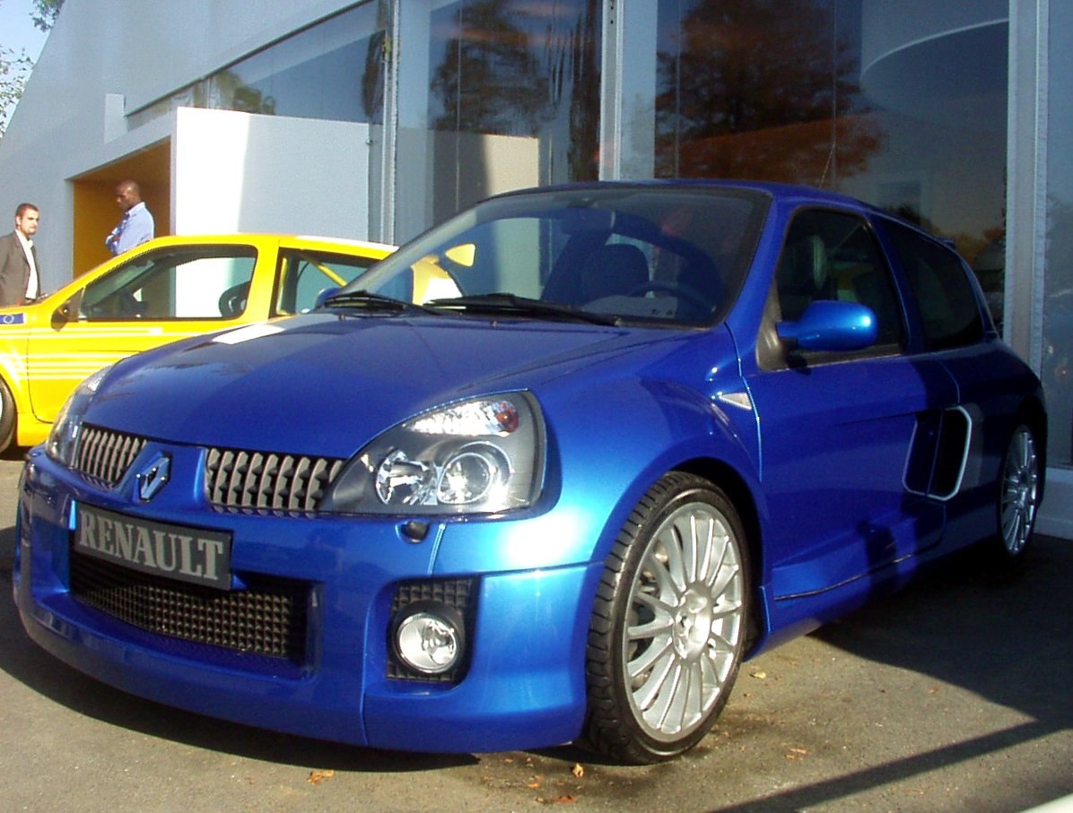 Sporty car front with alloy wheels and fog lights