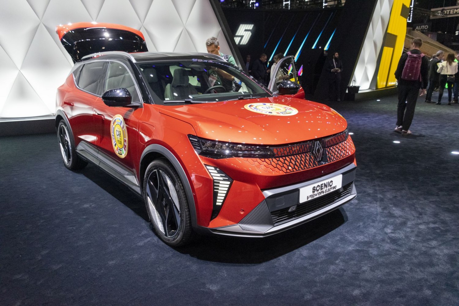 Front LED lighting and hexagonal grille design of electric SUV