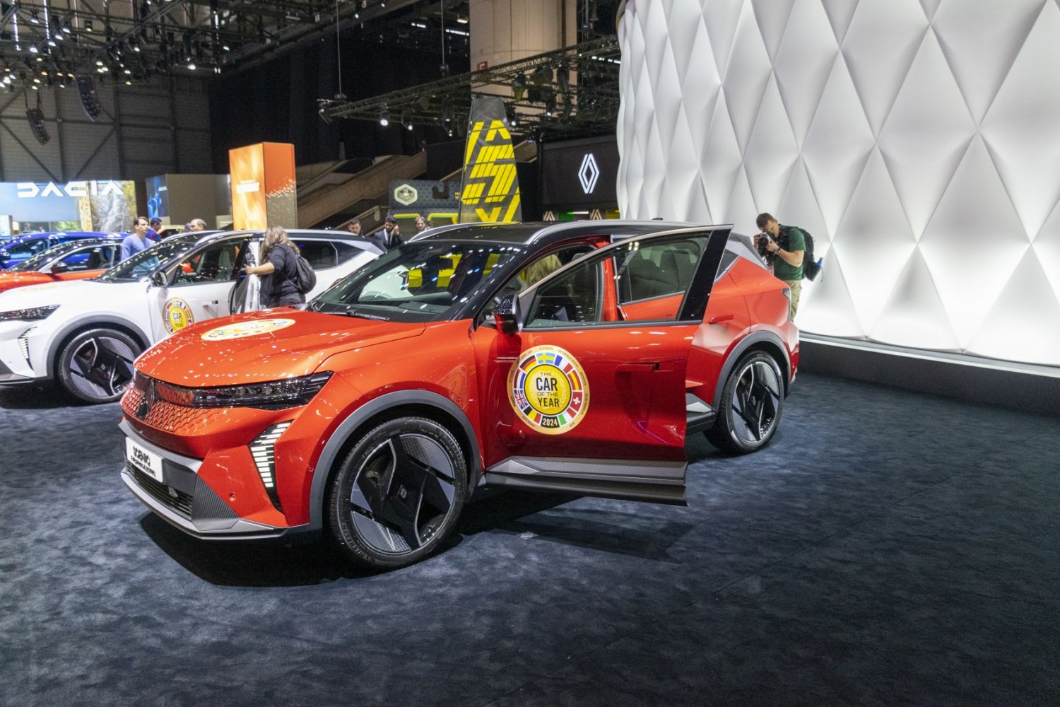 Front and side view of an electric car with futuristic wheel design