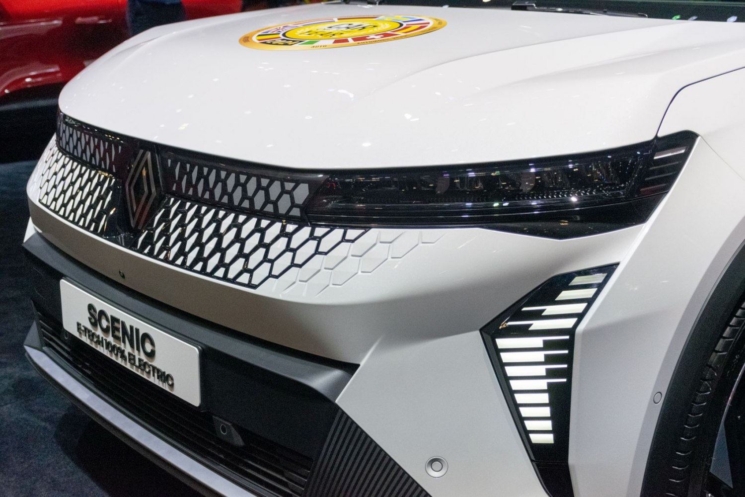 Front grille and headlight design of an electric vehicle
