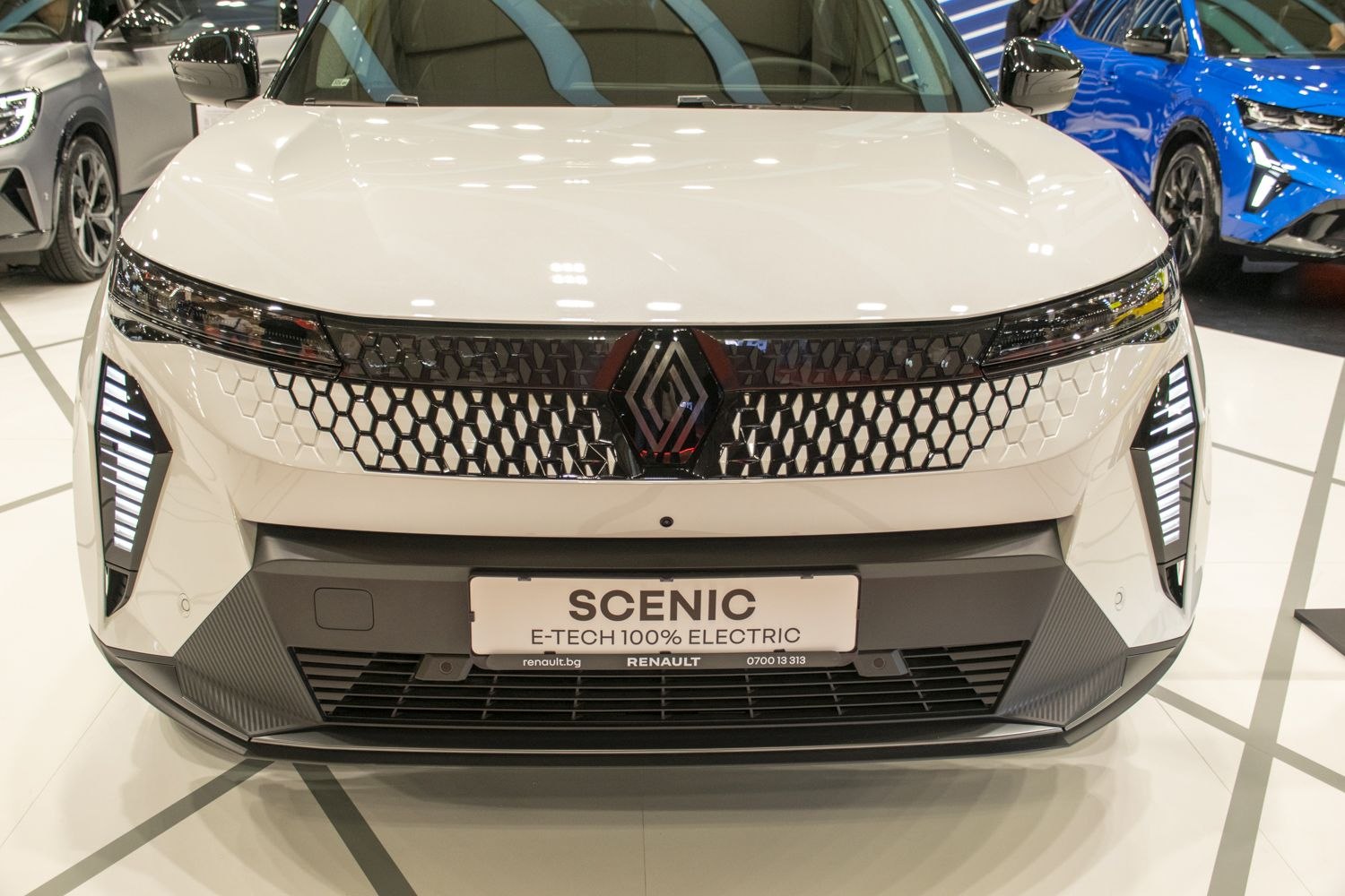 Hexagonal front grille with vertical LED headlights