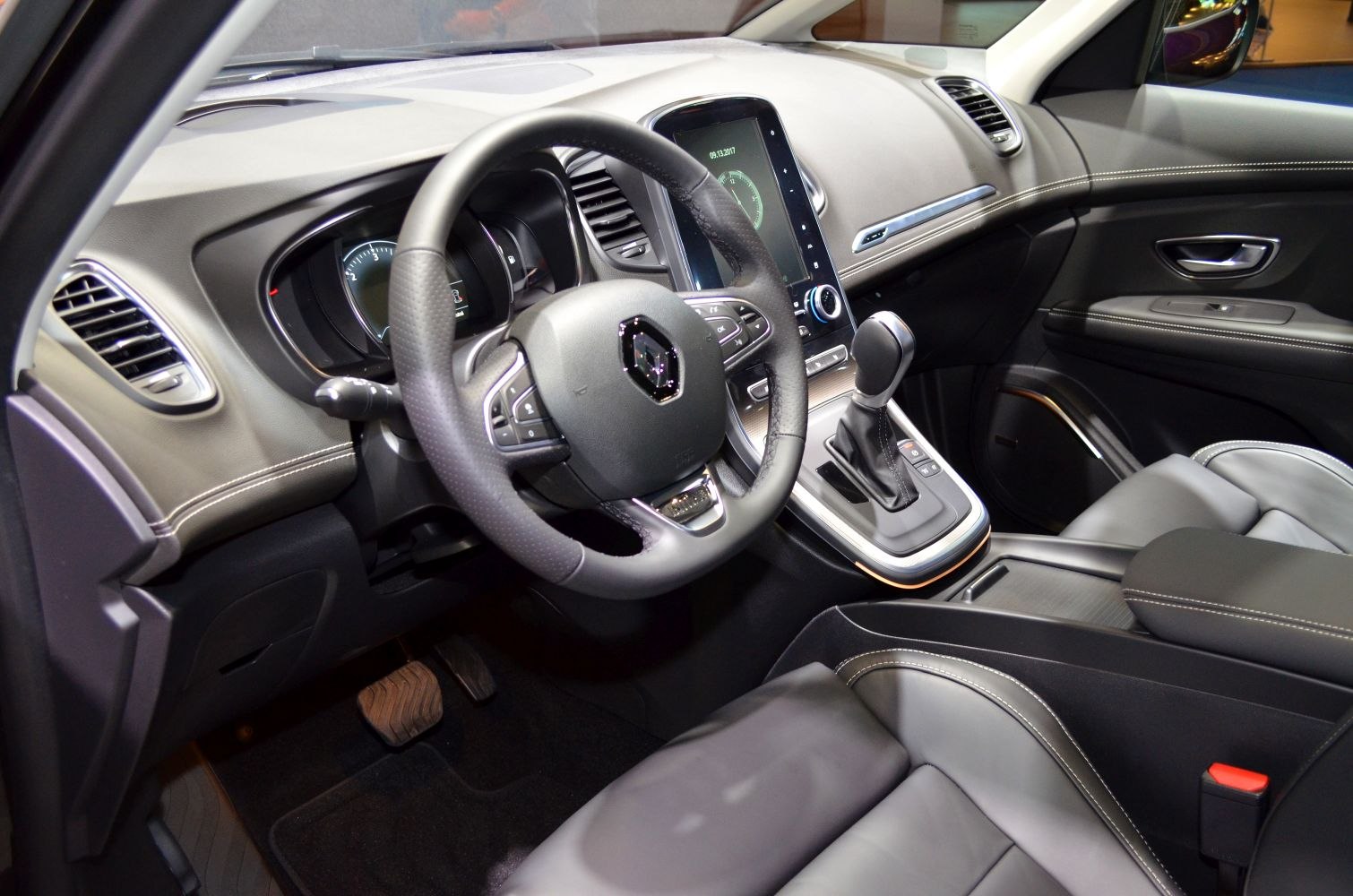 Digital instrument cluster and vertical touchscreen infotainment system