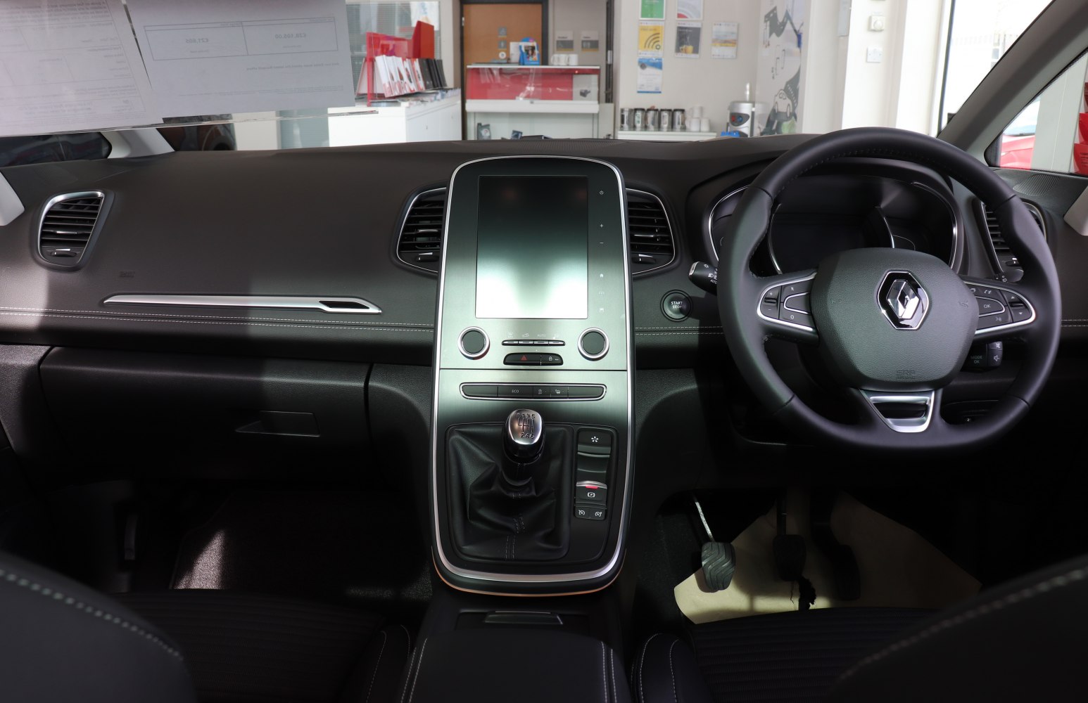 Dashboard with touchscreen, manual gear stick, multifunction steering wheel