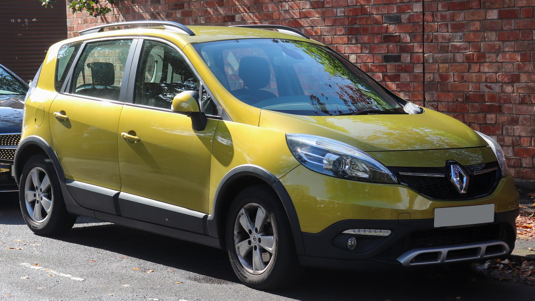 Front and side view of a compact SUV with roof rails and alloy wheels