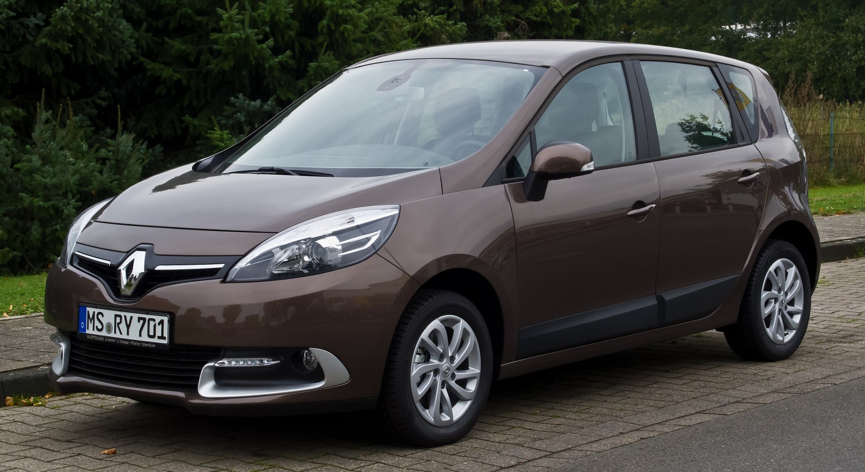 Front-side view showing headlight and alloy wheels of compact MPV