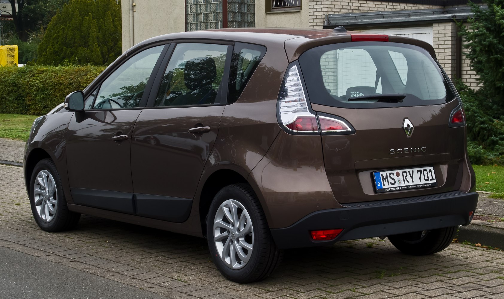 Rear view of brown MPV with vertical taillights and five doors