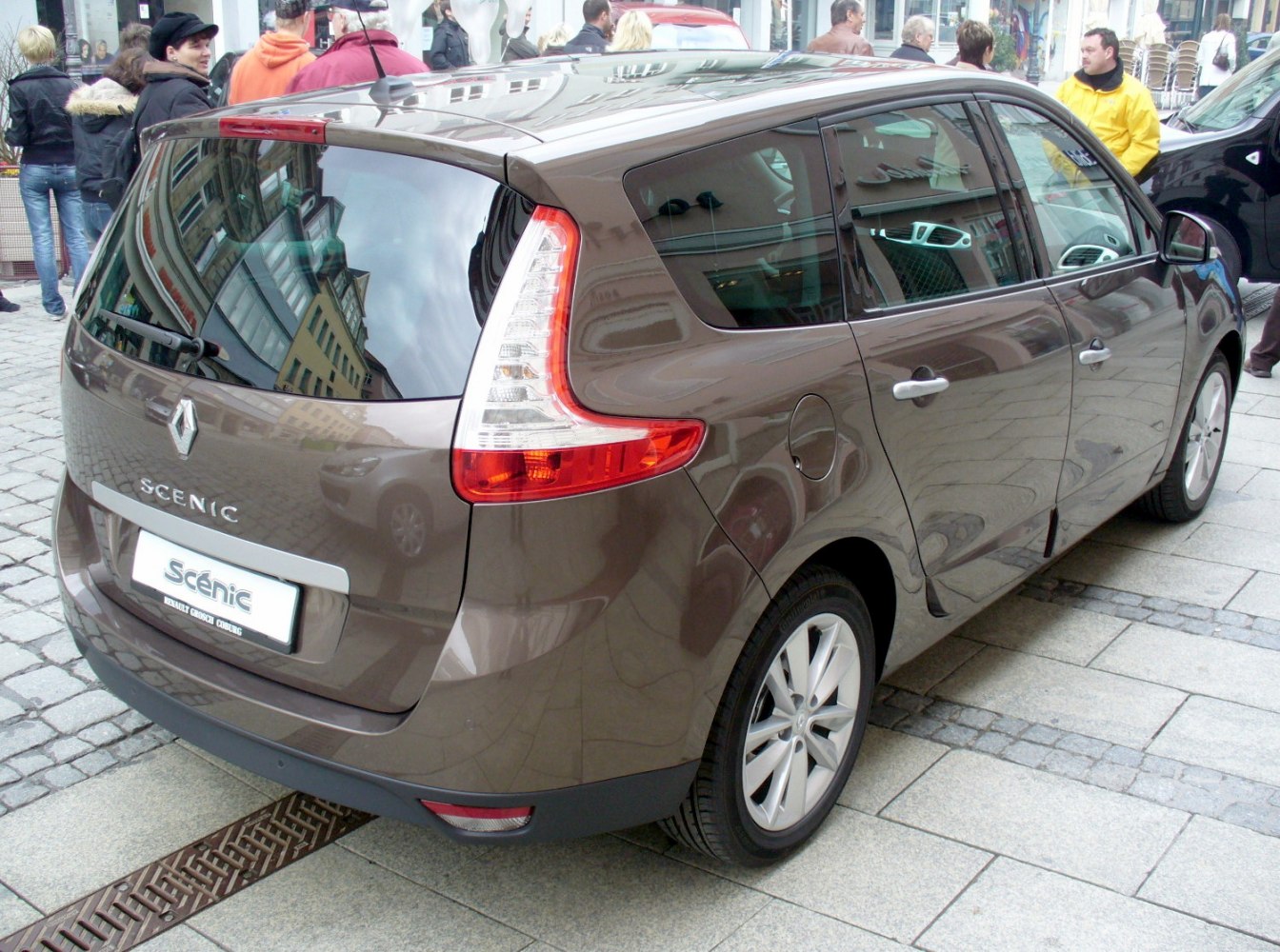 Rear view of an MPV with distinctive vertical taillights and wide rear window